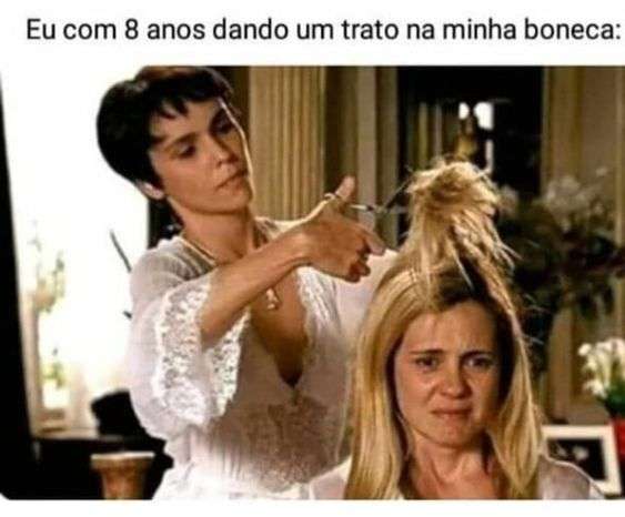 Frase engraçada mulher cortando o cabelo