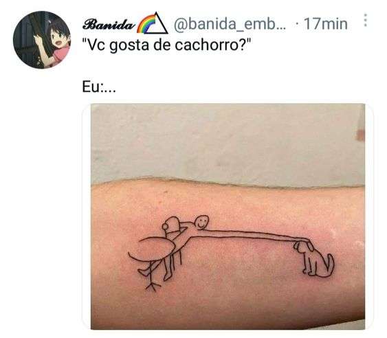 Tatuagem de um boneco fazendo carinho no cachorro