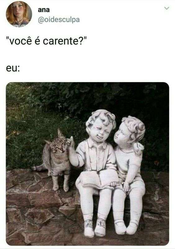 gato se alisando em escultura de duas crianças