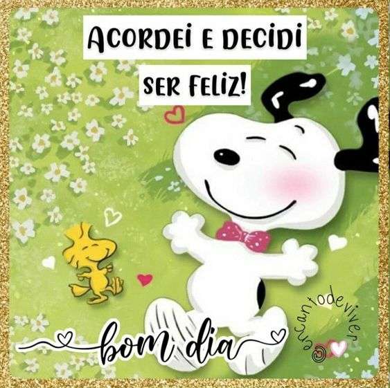 Snoopy deitado na grama com um pássaro