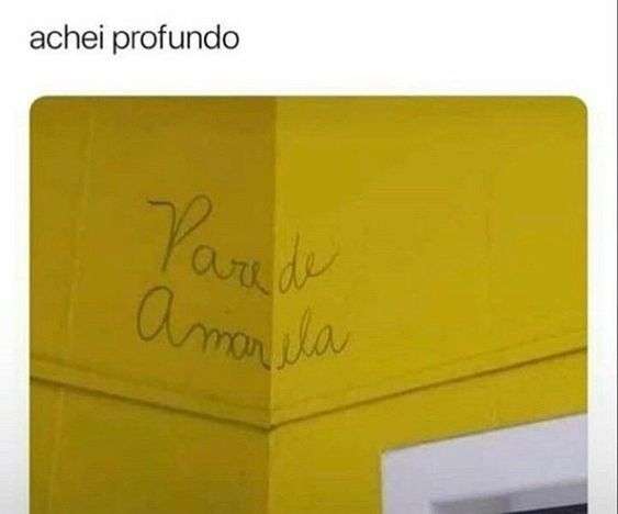 parede amarela com uma frase