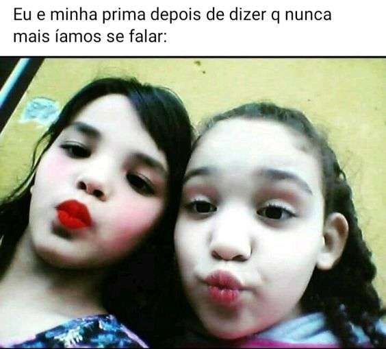 meninas maquiadas fazendo biquinho