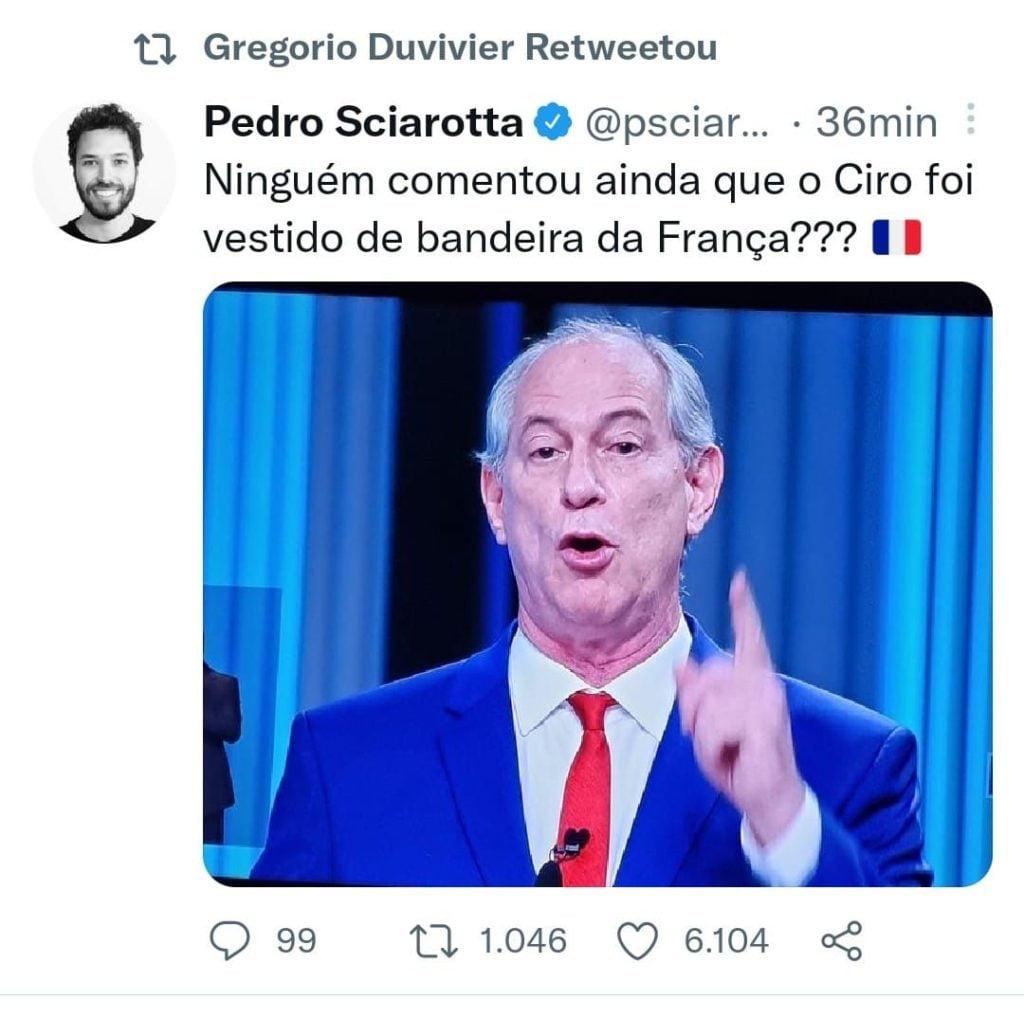 Ciro e sua roupa da bandeira da França