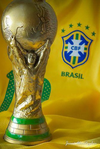 Camisa do Brasil e a Taça da Copa do Mundo