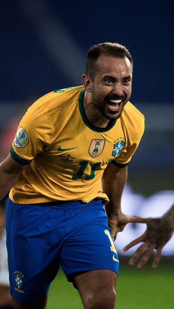 Everton Ribeiro em jogo pela Seleção Brasileira