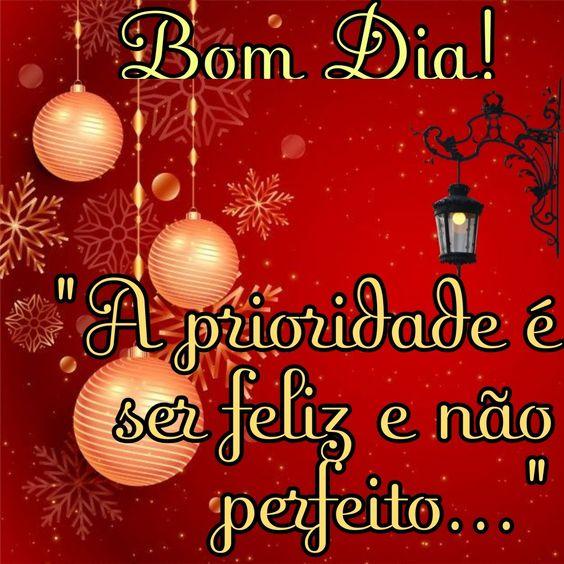 Imagem em vermelho e decoração de natal para dizer Bom dia