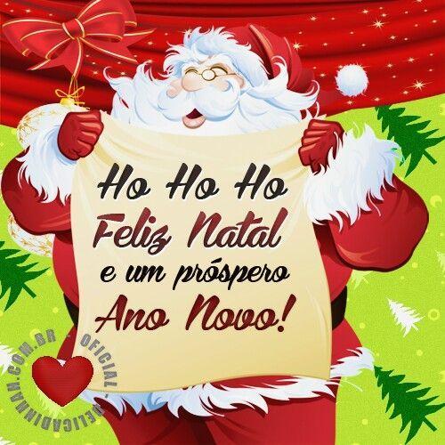 Papai Noel Segurando um cartaz de Ho Ho Ho 