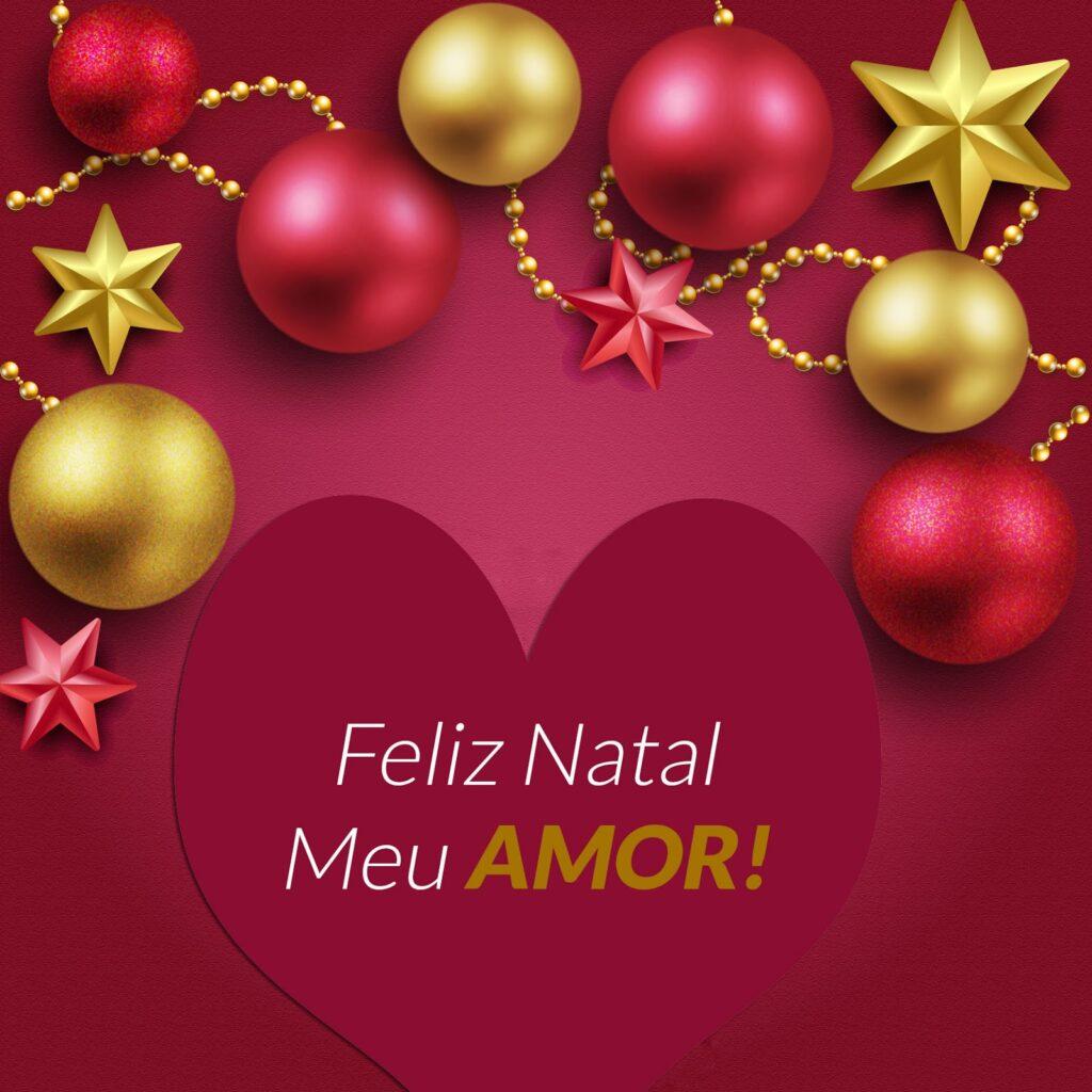 Fundo vermelho com coração e bolas de Natal, com Feliz natal meu amor. 