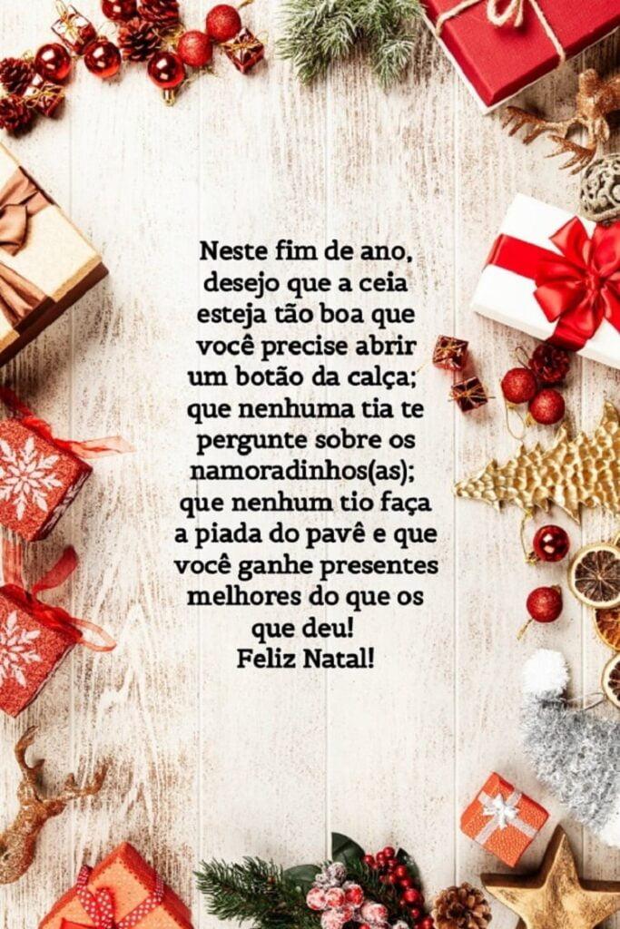 Mensagem de Natal com fundo branco e enfeites natalinos