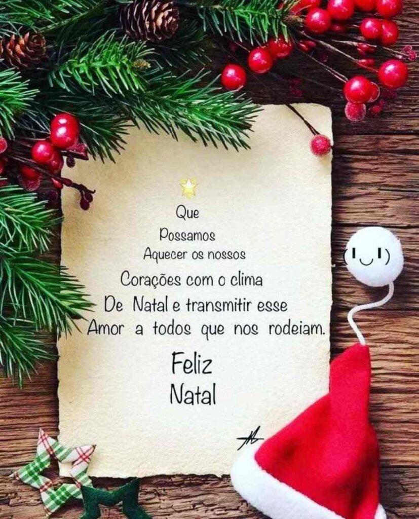 Fundo de madeira com mensagem de natal e enfeites natalinos