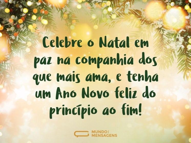 Fundo dourado com frase de Desejos de Feliz Natal e Ano Novo.