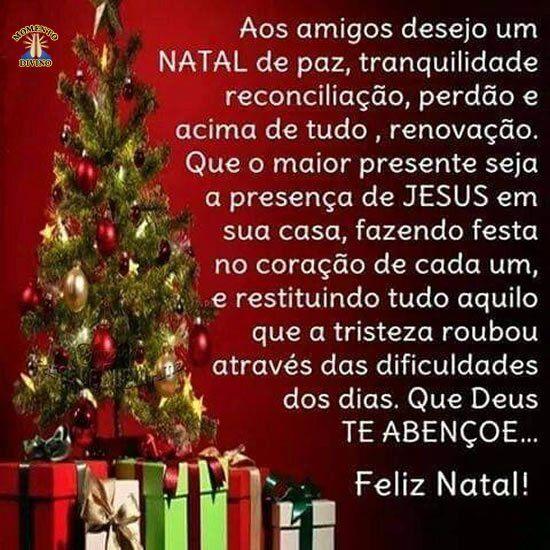 Desejo aos amigos um Natal de paz e tranquilidade. Fundo vermelho com arvore de natal enfeitada,