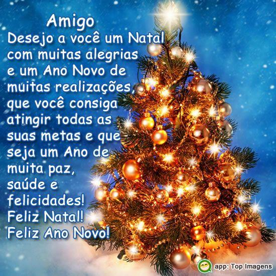 Fundo azul, com arvore de natal, e frase que diz: a você um Natal  com muitas alegrias e um Ano Novo de muitas realizações, que você consiga atingir todas as suas metas e que seja um ano de muita paz, saúde e felicidades