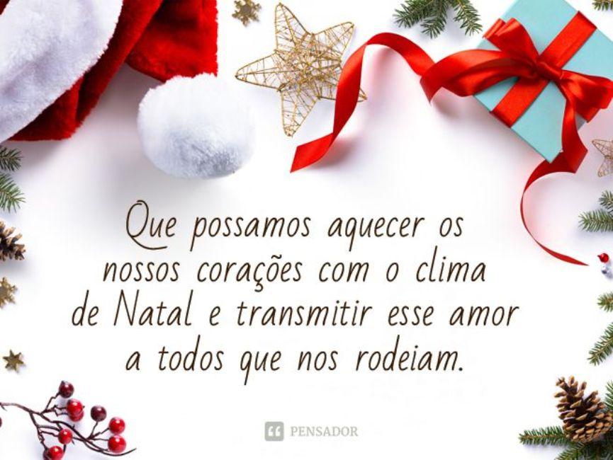 mensagem de Natal que diz: Que possamos aquecer os nossos corações com o clima de Natal e transmitir esse amor a todos que nos rodeiam. 