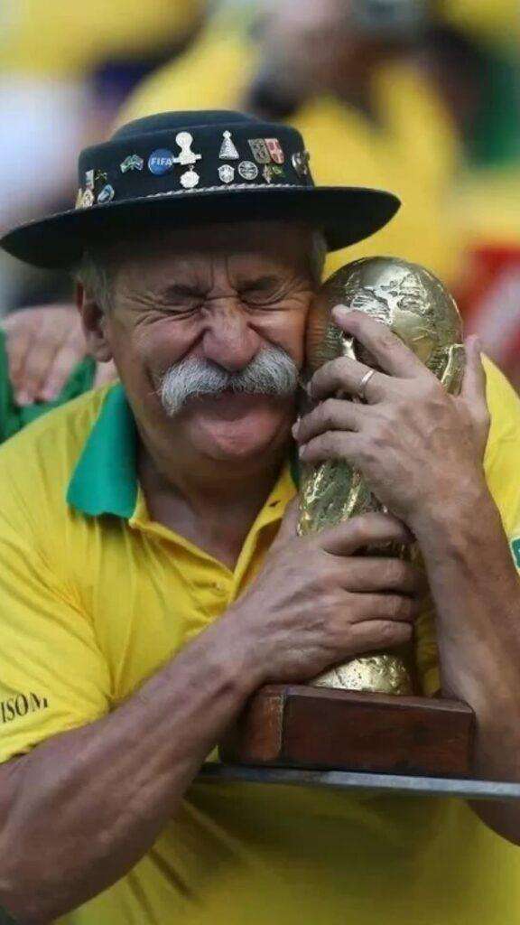 Gaúcho com a taça da copa