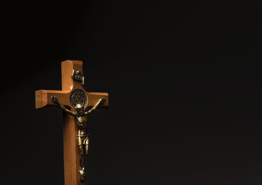 Fundo preto com uma cruz e Jesus