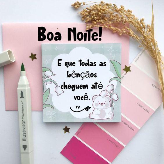 Caneta marca texto, um bloquinho de papel e uma frase de desejo que as bênçãos chegue até você