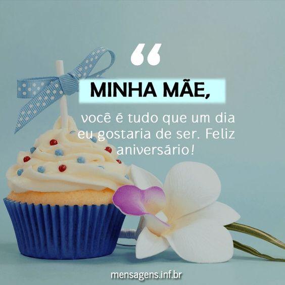 Fundo azul, com bolinho e flor para desejar parabéns para mãe