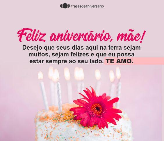 Bolo branco com flor vermelha e velas de aniversário e uma mensagem de aniversário para a mãe