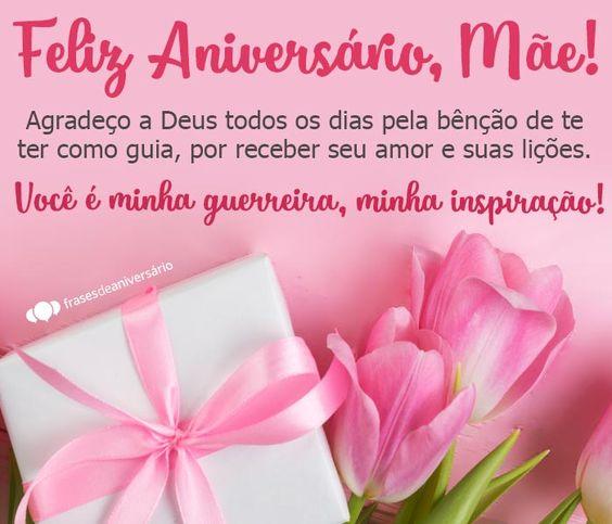 Fundo com flores rosas e frase de homenagem de feliz aniversário mãe