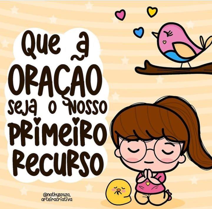 Imagem de menina orando com frase motivacional de que devemos buscar primeiro a Deus.