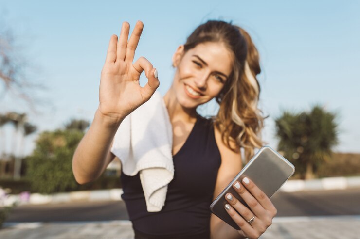 retrato motivado jovem feliz animada no sportswear sorrindo expressando positividade na manha ensolarada la fora desportista elegante treino estilo de vida saudavel 197531 3000