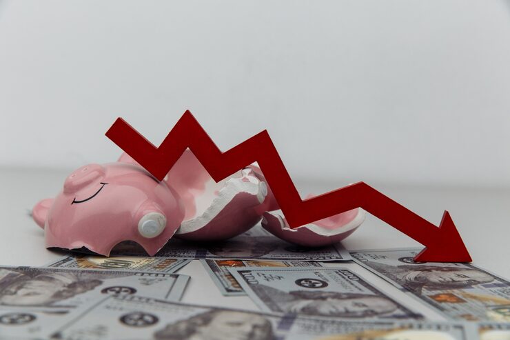 cofrinho quebrado e seta vermelha com conceito de investimento e falencia de notas de dolar 253401 3987